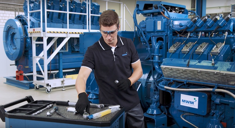 Alexander Klotz, Technical Trainer at the MWM Training Center Service in Mannheim, shows the spark plug replacement on a