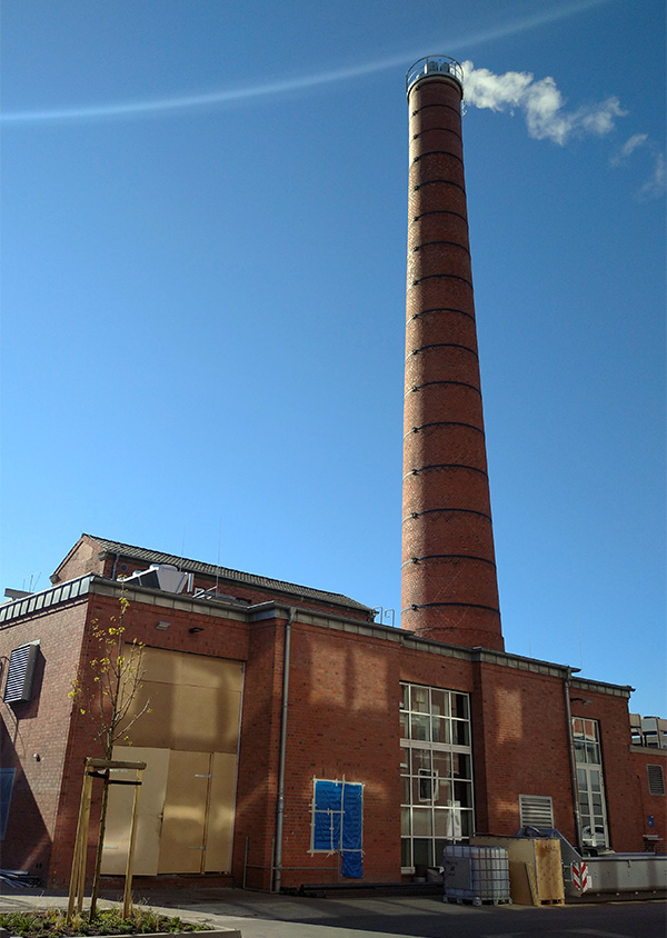 The 34.5 m high chimney is the prominent fixed point for the boiler house, the energy center with the CHP at Dräger.