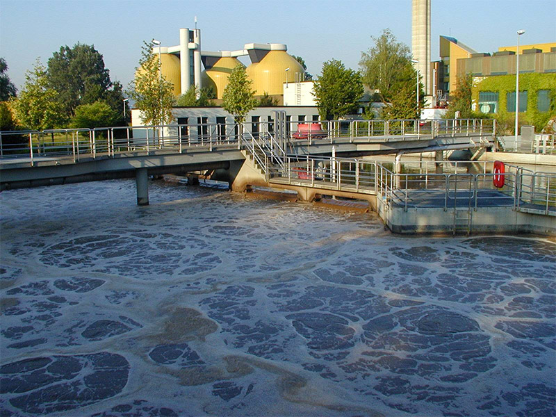 Die Kläranlage der Stadt Augsburg ist mit einer Abwassermenge von 100.000 m3 pro Tag das viertgrößte Klärwerk Bayerns.