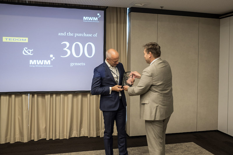 Awarding a strong and reliable partner: Andreas Obwaller, CEO of MWM Austria presents the award to Mr. Miloslav Kužela,