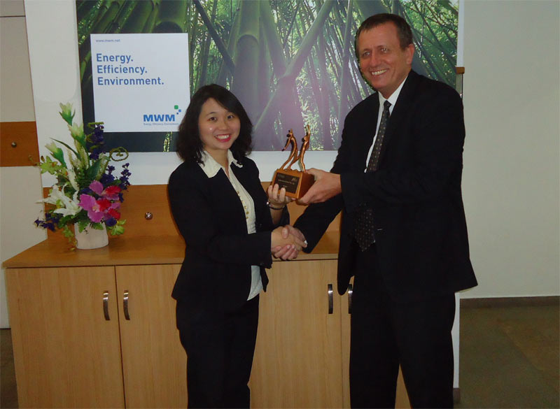 Dr. Ruprecht Lattermann, President of MWM Asia Pacific hands the Health Award 2012 to Janice Tan