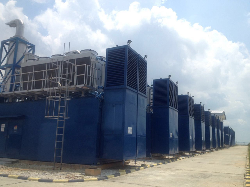 Die 14 MWM TCG 2020 V20 Gasmotoren in Container-Bauweise der Rawa Minyak KWK-Anlage