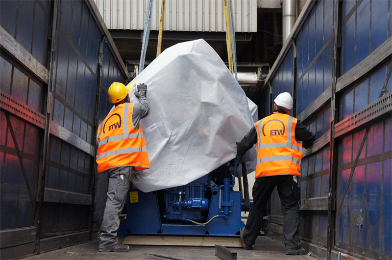 One of the three planned MWM TCG 2020 V12 gas engines being installed on the premises of the energy supplier Stadtwerke