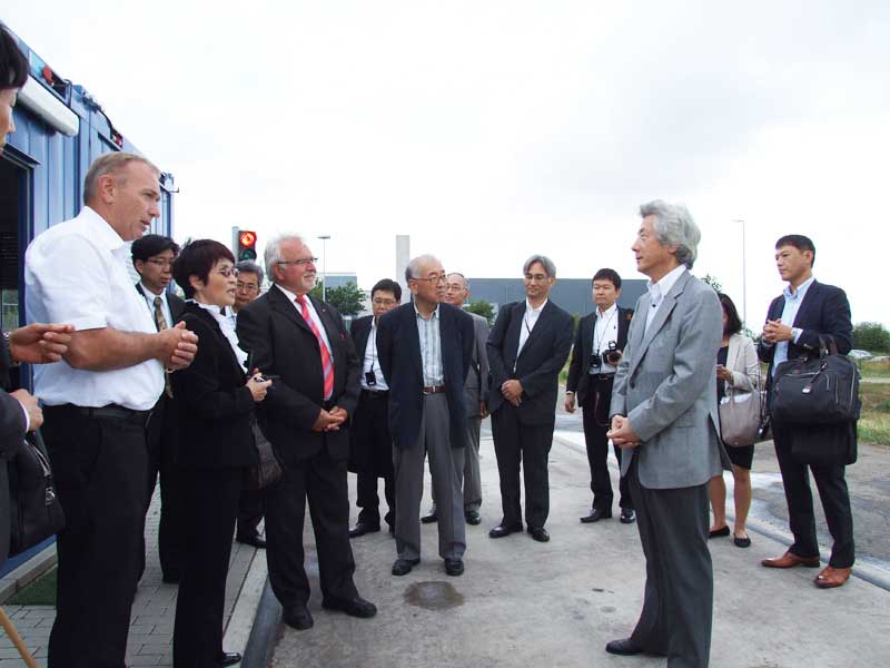 Die japanische Delegation mit Ex-Regierungschef Koizumi (rechts) interessiert sich für die Vorteile einer Biogasanlage.