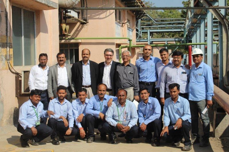 Nazmi Tanis mit Green Power MWM Service-Team und den technischen Verantwortlichen von Gujarat Flurochemicals