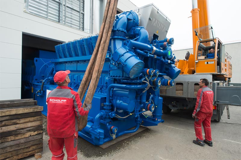 Der mit Erdgas betriebene Motor MWM TCG 2032 wird mit Hilfe eines Schwerlastkrans in die neu errichtete Energiezentrale
