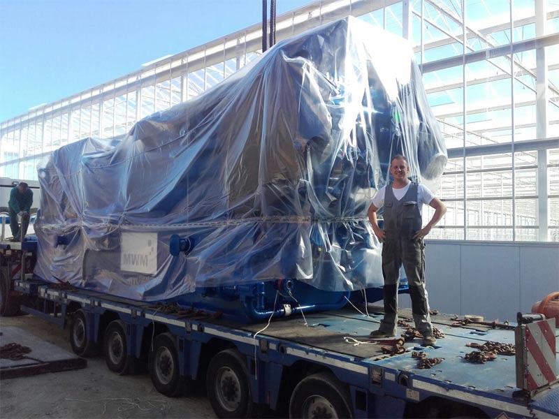 Unloading the MWM gas engines in front of the shell of the CHP plant