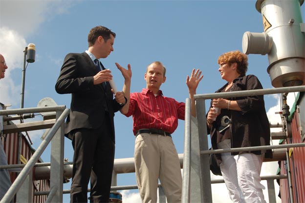 Auf der Brücke zwischen Fermenter und Nachgärbehälter der Biogasanlage: Arnd Schwarting (M.) erläutert Parlamentariern die geplante Erweiterung (Foto: Copyright Reiner Haase, Delmenhorster Kreisblatt)