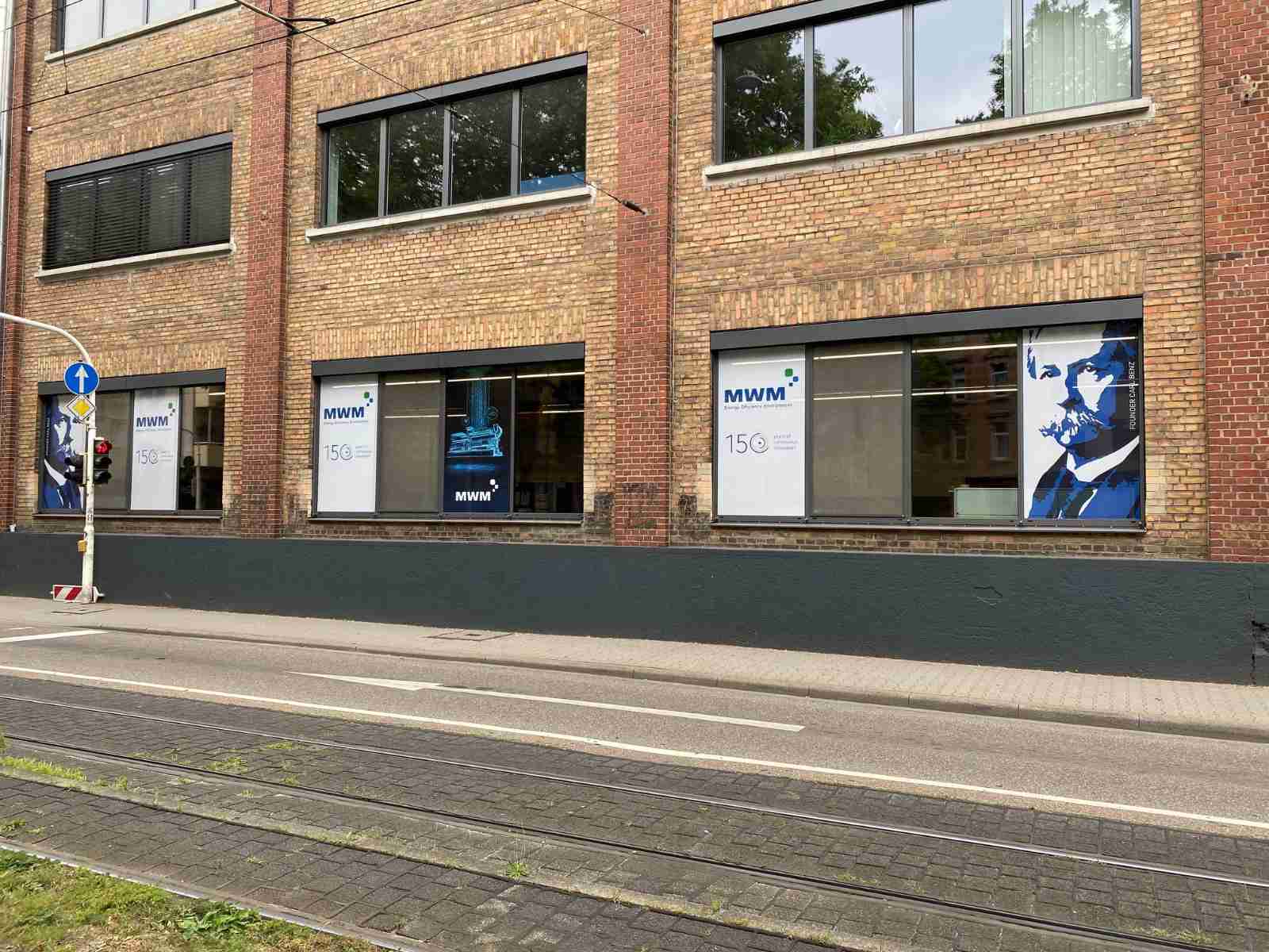 Plakatierte Fenster an der Waldhofstraße