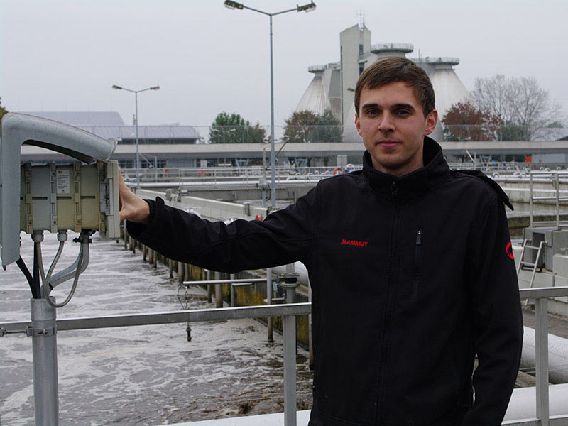 Manuel Ritter, jüngster Klärmeister Deutschlands, ist stolz auf die besondere Energieeffizienz der Kläranlage.