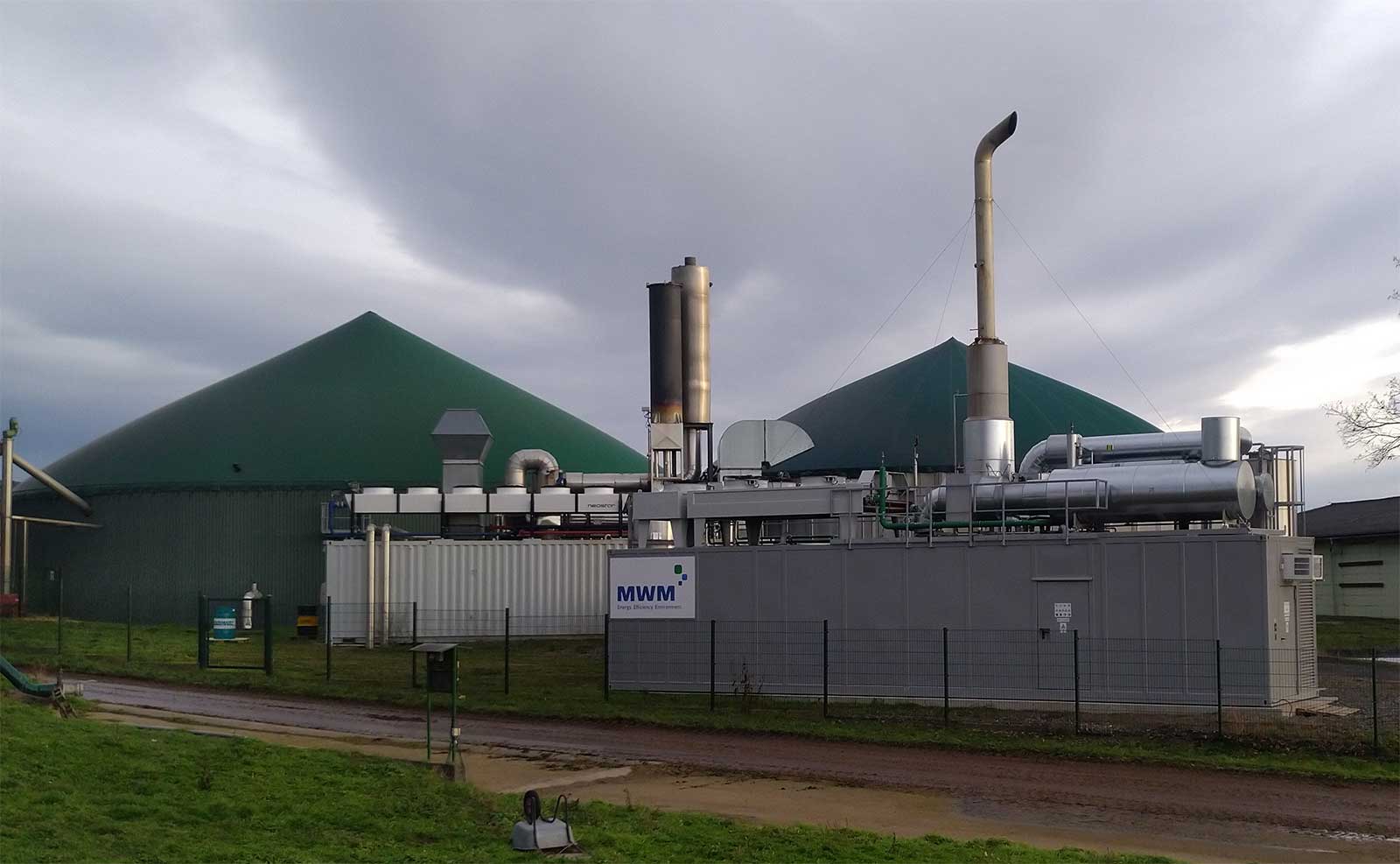 Biogasanlage und MWM Container Blockheizkraftwerk zur dezentralen Stromerzeugung an einem der Standorte von Bioenergie Nooren. (© Nooren Bioenergie Verwaltungs GmbH)