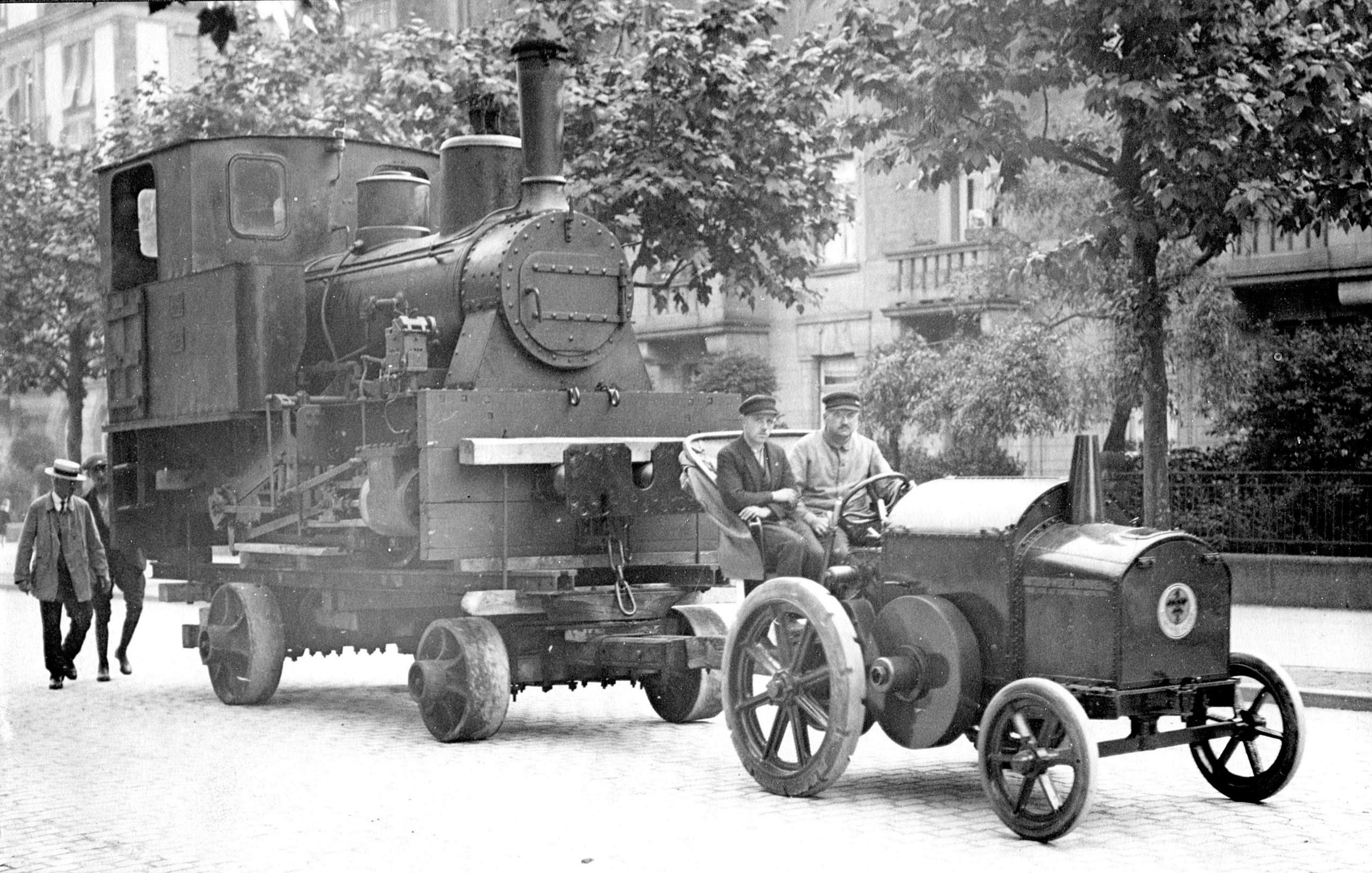 Ein „MWM Motorpferd“ zieht eine 250 Zentner schwere Lokomotive durch die Innenstadt in Mannheim.