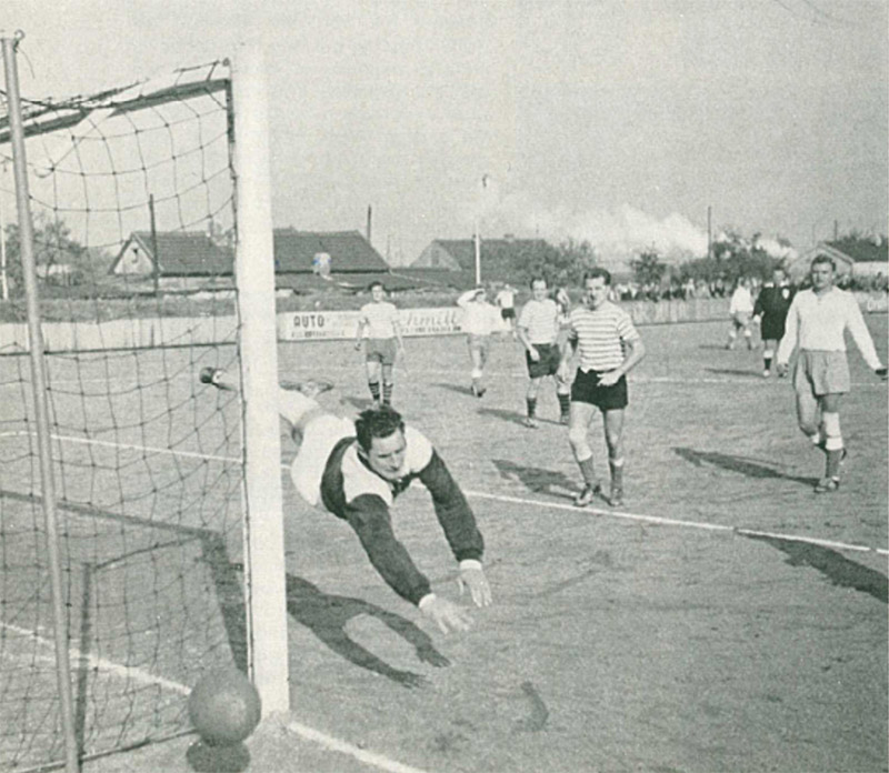 1963-Fussballturnier-Torschuss