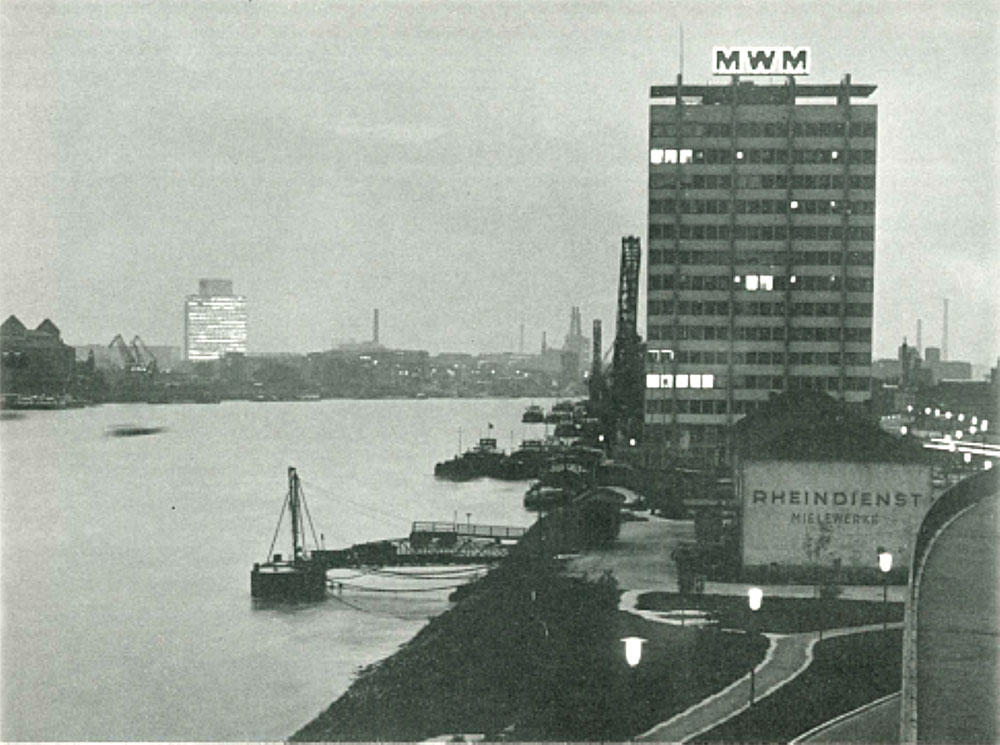 MWM Logo leuchtet auf dem Dach des ältesten Hochhauses Mannheims