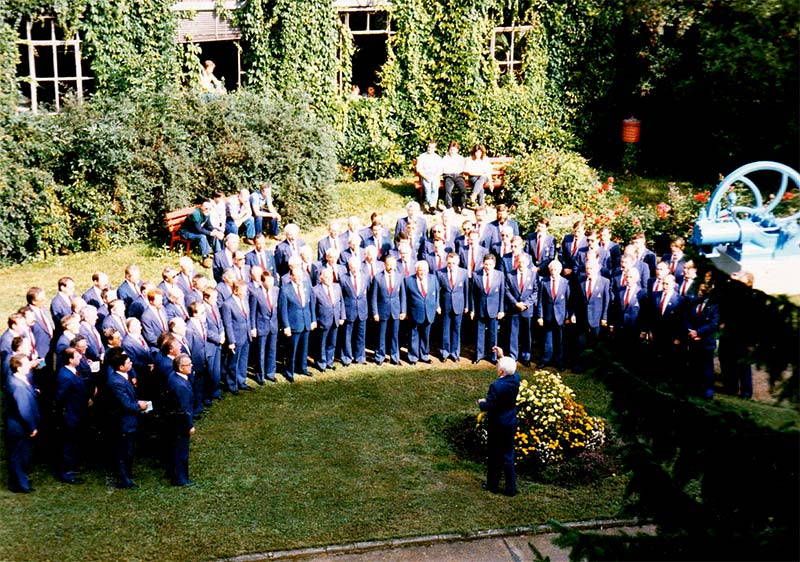 The large KHD-DEUTZ choir of almost 100 singers in the factory courtyard