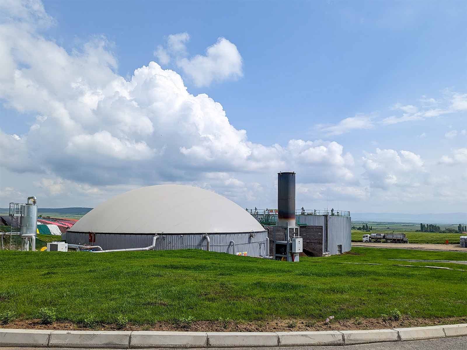 The biogas collected in the digesters is used to generate electricity and thermal energy. Approximately 30,000 t of natural fertilizer are obtained as a by-product of the biological processes. (Photograph: Provided by Feroinvest Group)