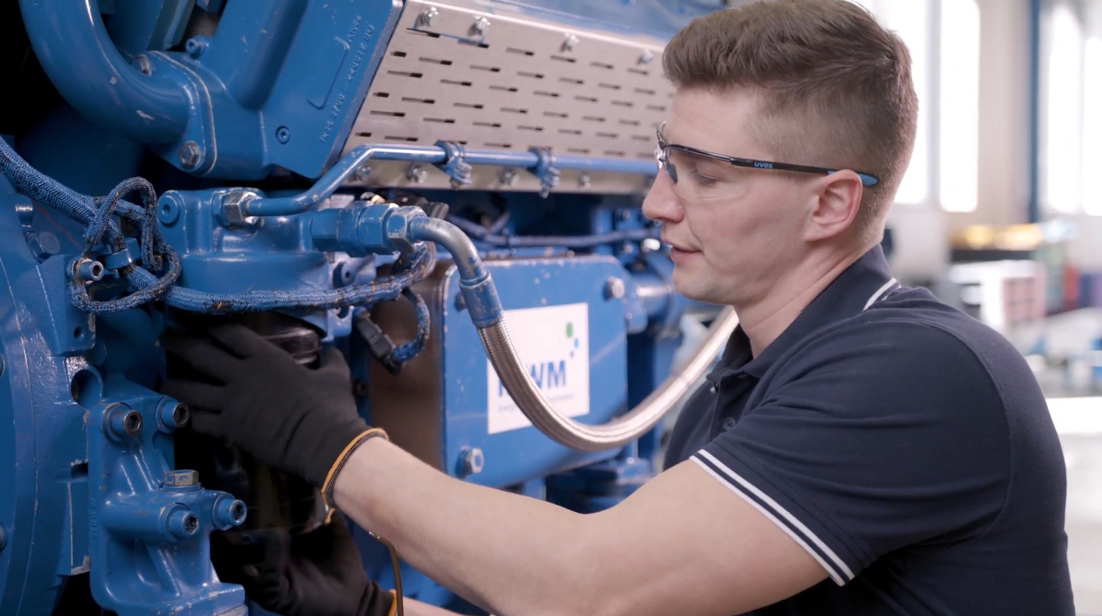 Alexander Klotz, Technical Trainer at the Learning Center Service in Mannheim, explains the replacement of the lube oil filter in the MWM gas engine. 