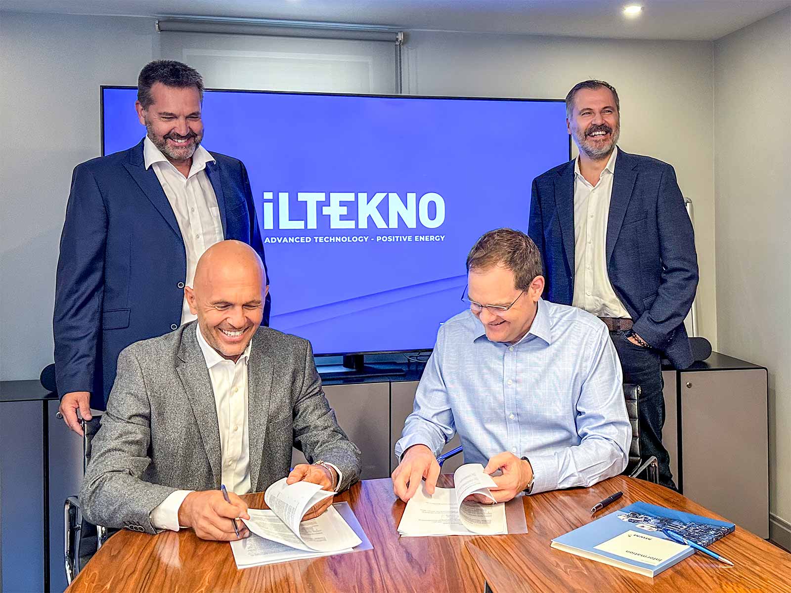 Istanbul, July 26, 2023: Signing of the MWM Solutions Provider agreement for Uzbekistan. From left to right: Andreas Obwaller (CEO of MWM Austria GmbH), Gürcan Gürel (Chairman of the Board of Iltekno), Tim Scott (Commercial Director of MWM), Ali Nihat Dilek (CEO of Iltekno). (Photograph: Provided by Iltekno)