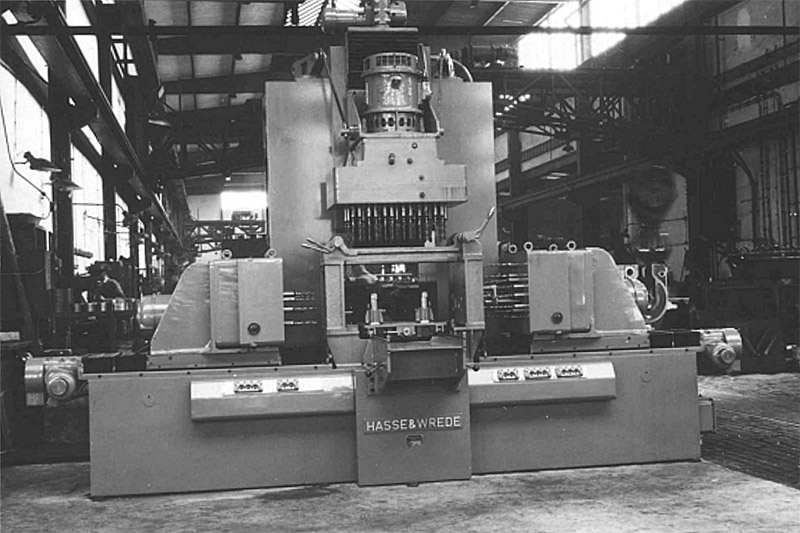 Machine tool with headstocks