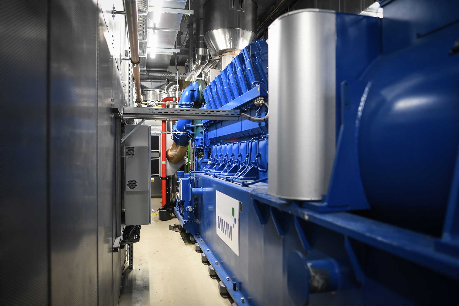 The flexible power plant of Stadtwerke Duisburg uses seven MWM TCG 2032B V16 gas engines to produce heat and power for the city's energy and district heating supply. (© Daniel Tomczak / DVV)