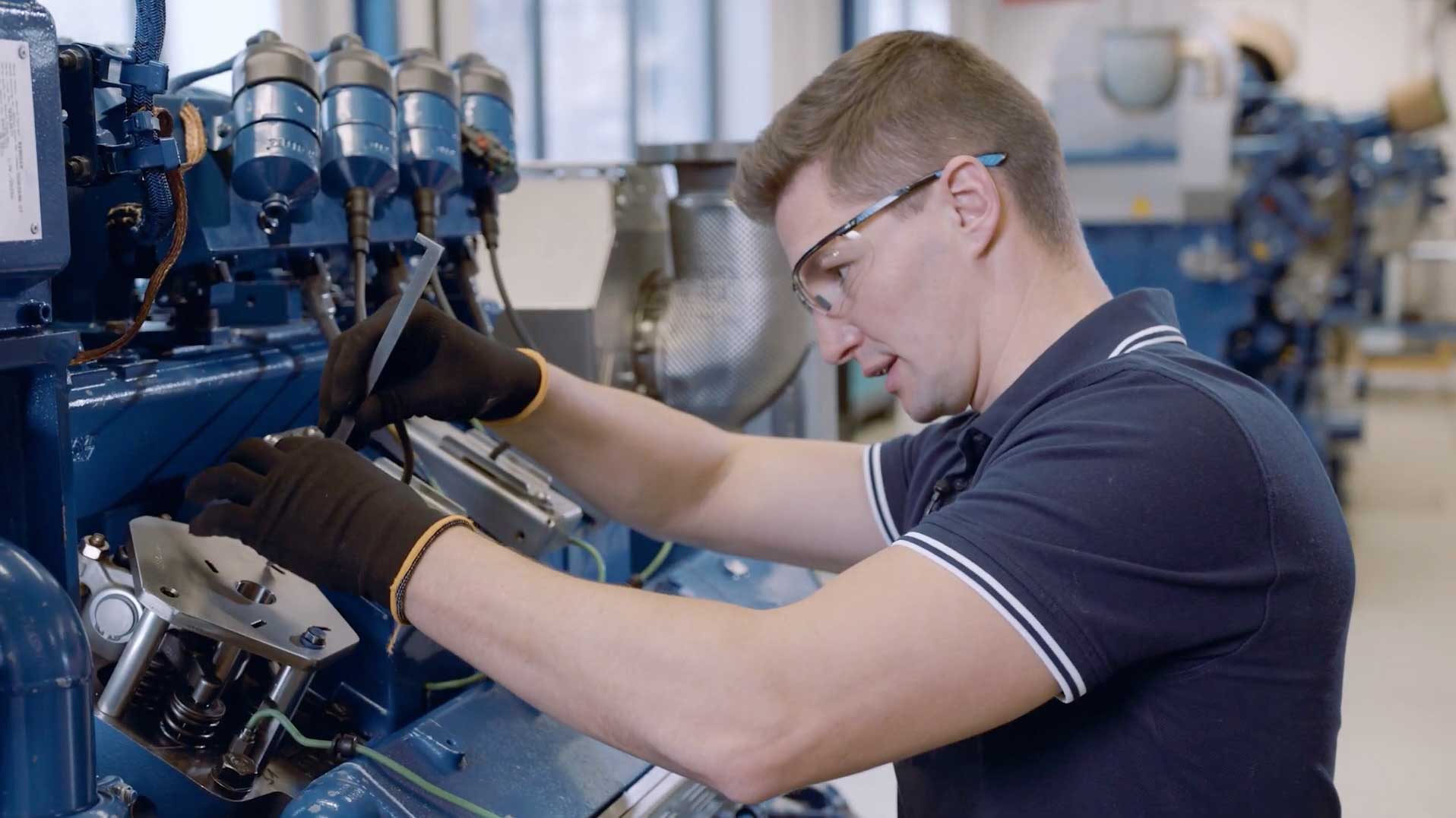 In the new service tutorial video, Alexander Klotz, Technical Trainer at the Learning Center Service in Mannheim, provides instructions on how to measure the valve recession on MWM gas engines.