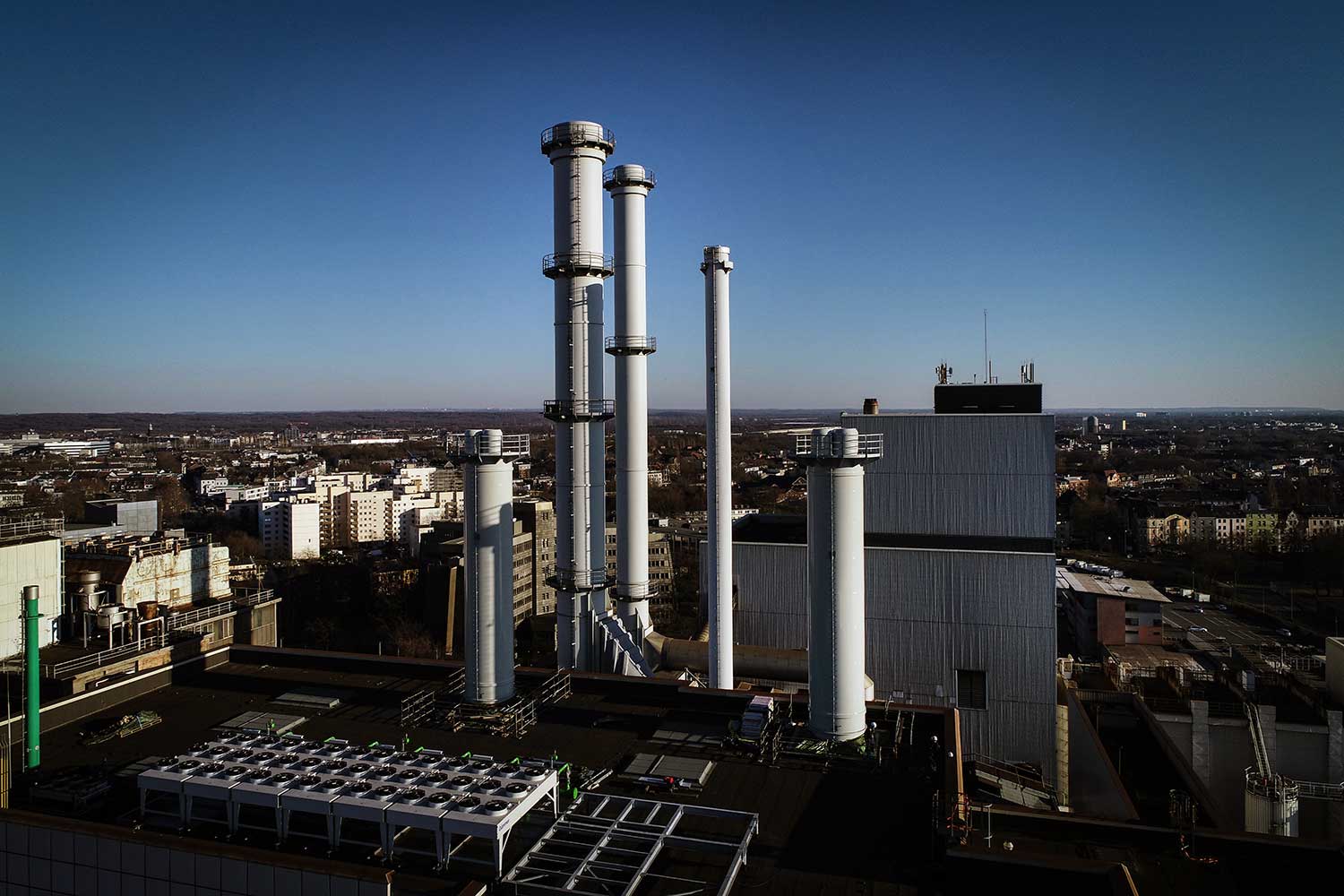 Die wasserstofffähigen MWM Gasmotoren der Stadtwerke Duisburg sollen die Stadt beim Umbau der Energieerzeugung in Richtung Klimaneutralität unterstützen. (© Daniel Tomczak / DVV)
