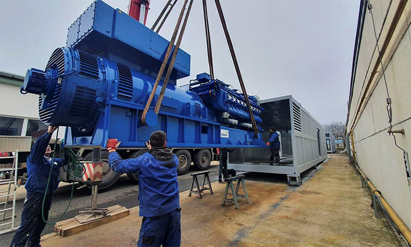 Ein TCG 2020 V20 wird in einen Container für eine neue KWKK-Anlage eingebaut (Foto: Interenergo).