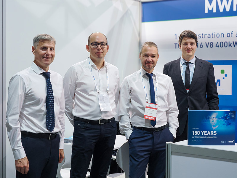 Von links nach rechts: Ilir Iliri (Sales Manager MWM Austria), Dmytro Isachenko (Geschäftsführer Interenergo), Mario Kanzian (Head of Sales MWM Austria) und Markus Neukam (Head of Service MWM Austria) auf der „ReBuild Ukraine“ 2023 in Warschau (Foto: MWM Austria GmbH)