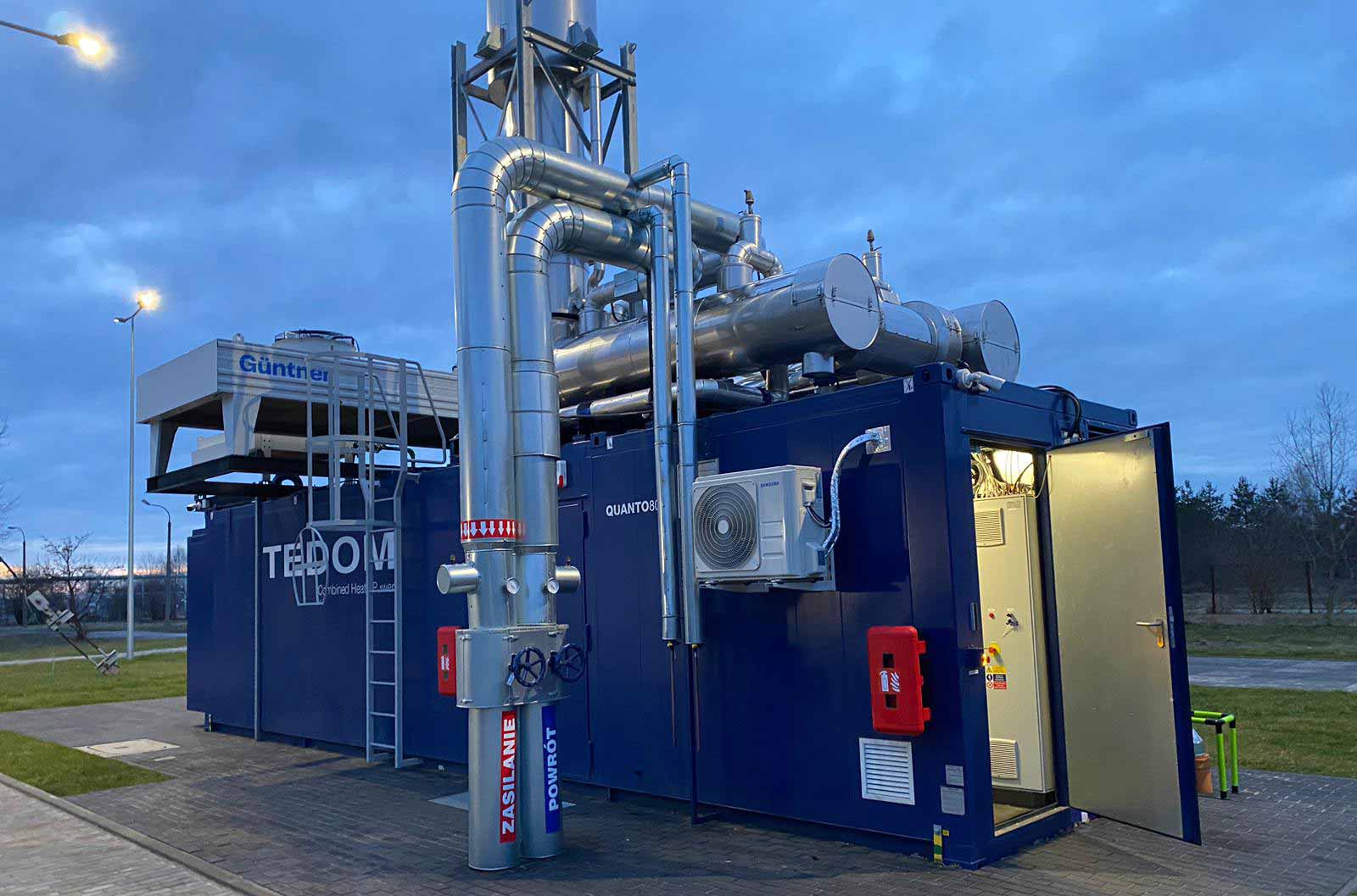 Der neue MWM TCG 3016 V16 Gasmotor, der von TEDOM a.s. als schlüsselfertige Containerlösung installiert und geliefert wurde, erzeugt durch Kraft-Wärme-Kopplung Strom und Wärme für das öffentliche Netz.