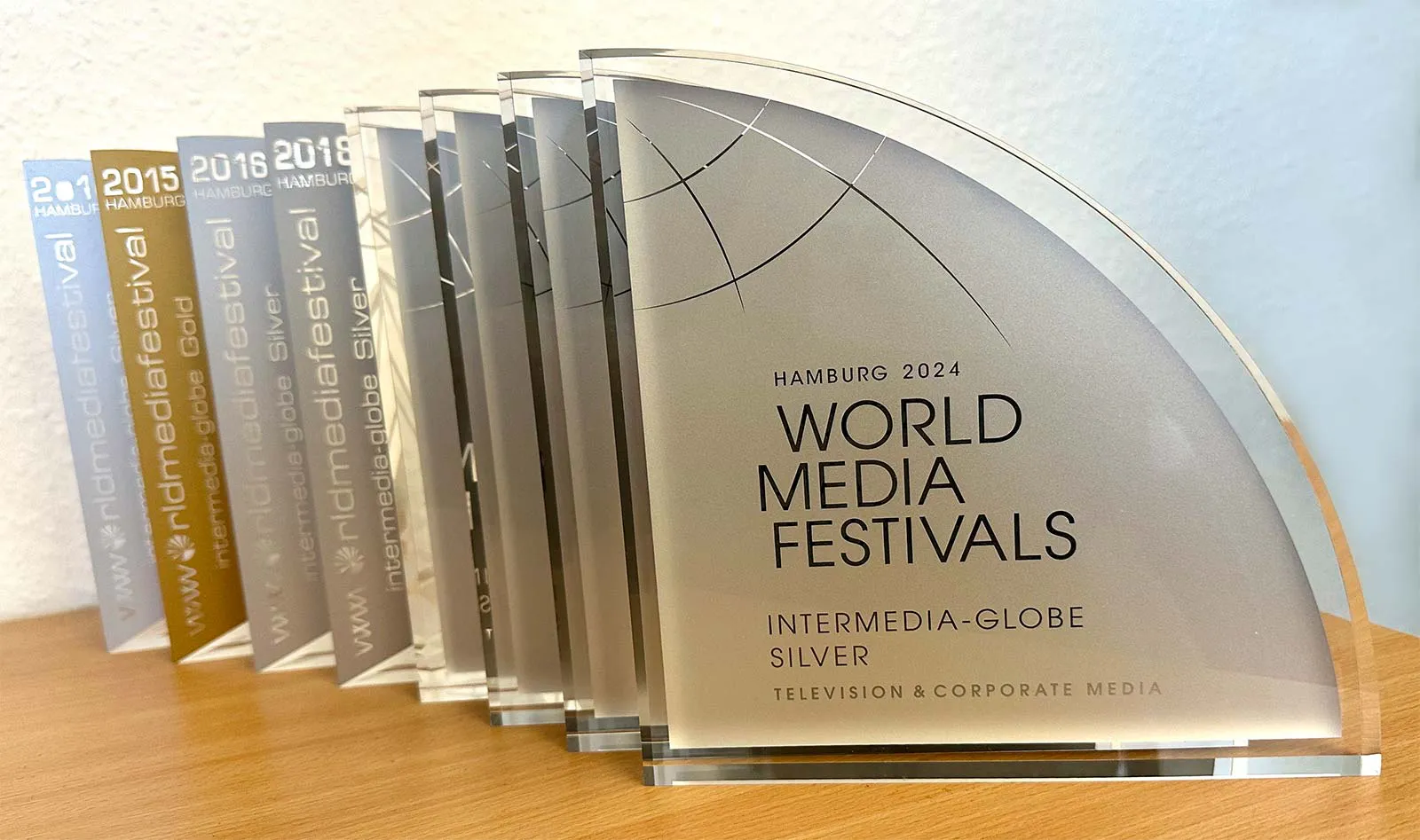 Die internationalen WorldMediaFestivals zeichnen weltweit herausragende Videoproduktionen aus. Das Foto zeigt die bisher gewonnenen Preise von 2010 bis 2024.