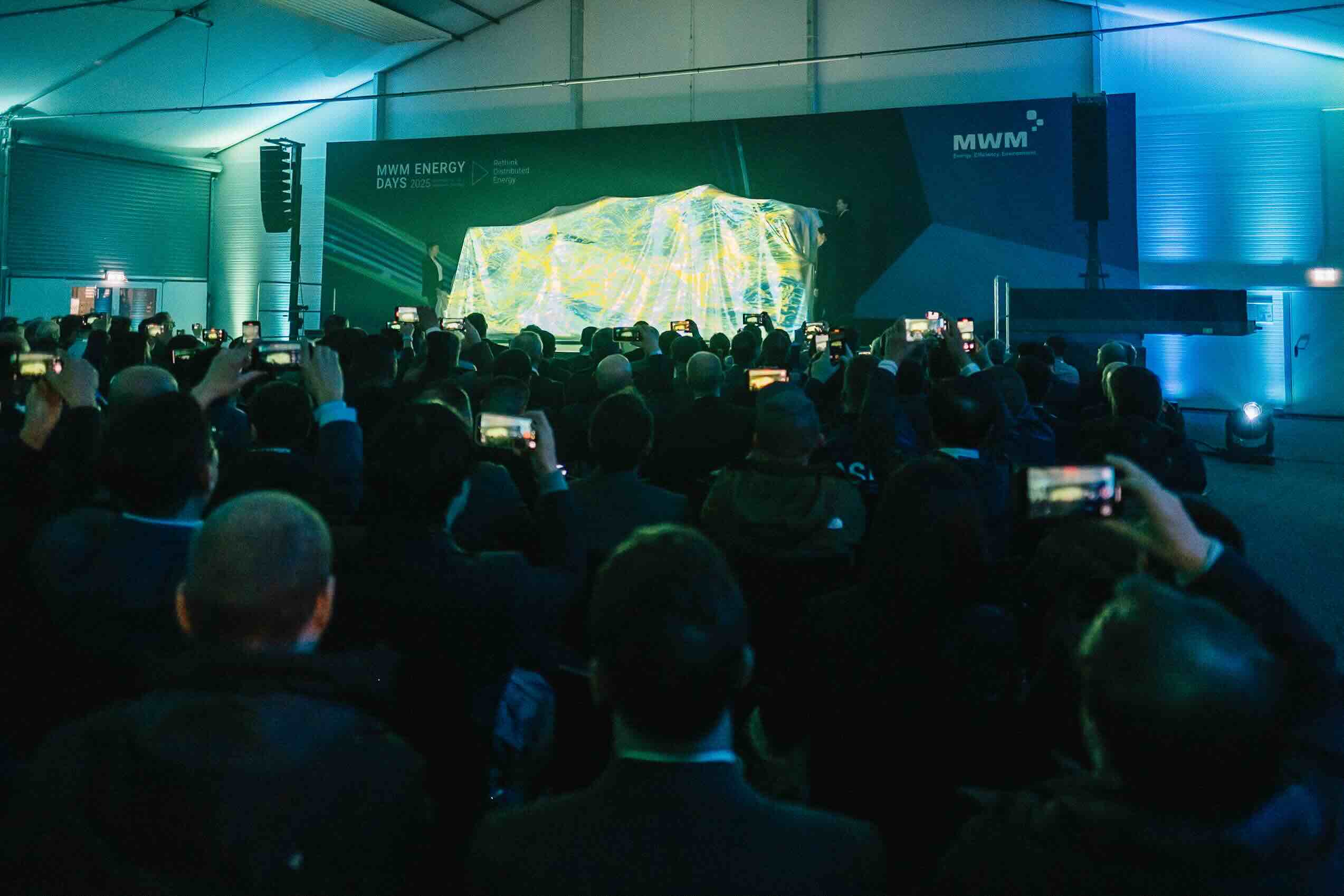 Todos los visitantes esperaron con entusiasmo la presentación del motor MWM TCG 4170 V20. © Mark Wiegelmann