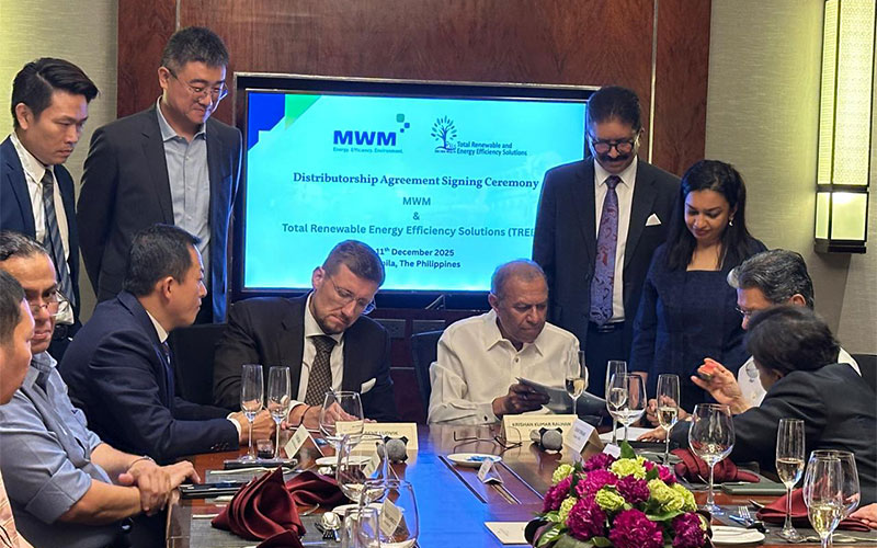 Rene Ludvik, Vice President Sales & Marketing, Electric Power Division, Caterpillar Inc. and Krishan Kumar Ralhan, Chairman of Kaltimex Group, siignung the agreement